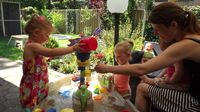 Kinderen spelen met de watertafel